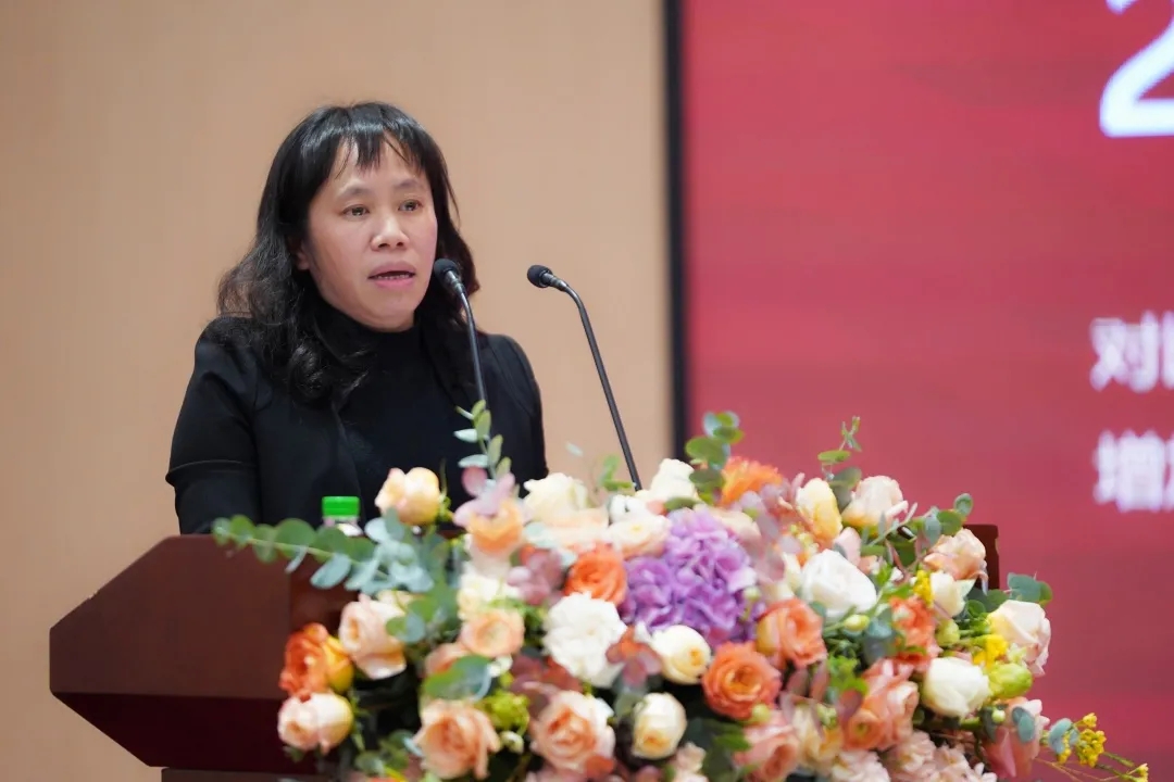 新明珠集團(tuán)董事、副總裁、經(jīng)營管理中心主任梁旺娟講話圖