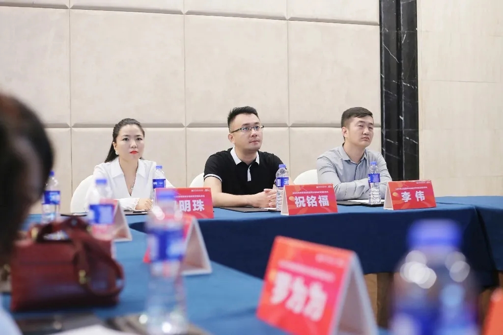 路易摩登領(lǐng)導(dǎo)們學(xué)習(xí)中.jpg