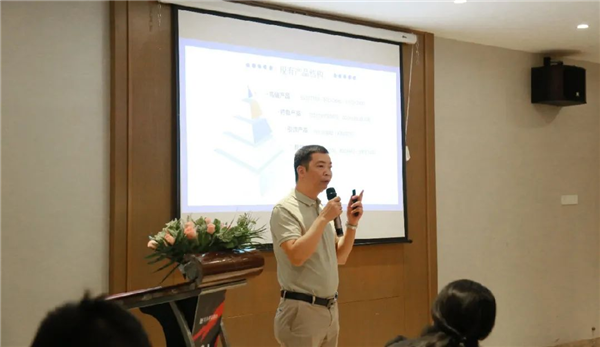 路易摩登瓷磚總經(jīng)理—謝澤林講話圖.png