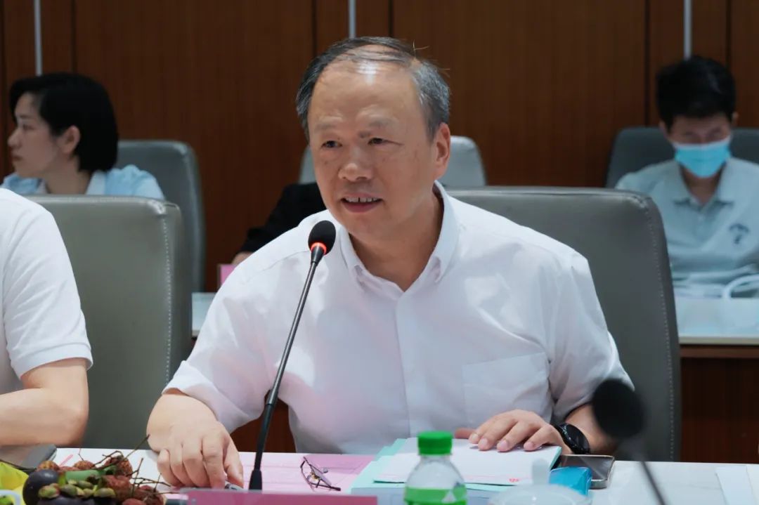 新明珠集團當(dāng)代陶瓷研究院院長吳建青致歡迎詞圖片