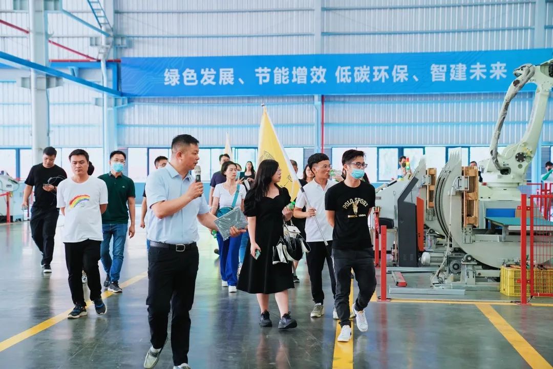 走進(jìn)新明珠數(shù)字化示范工廠參觀圖